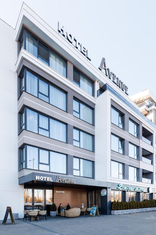 Avenue - Free Parking *